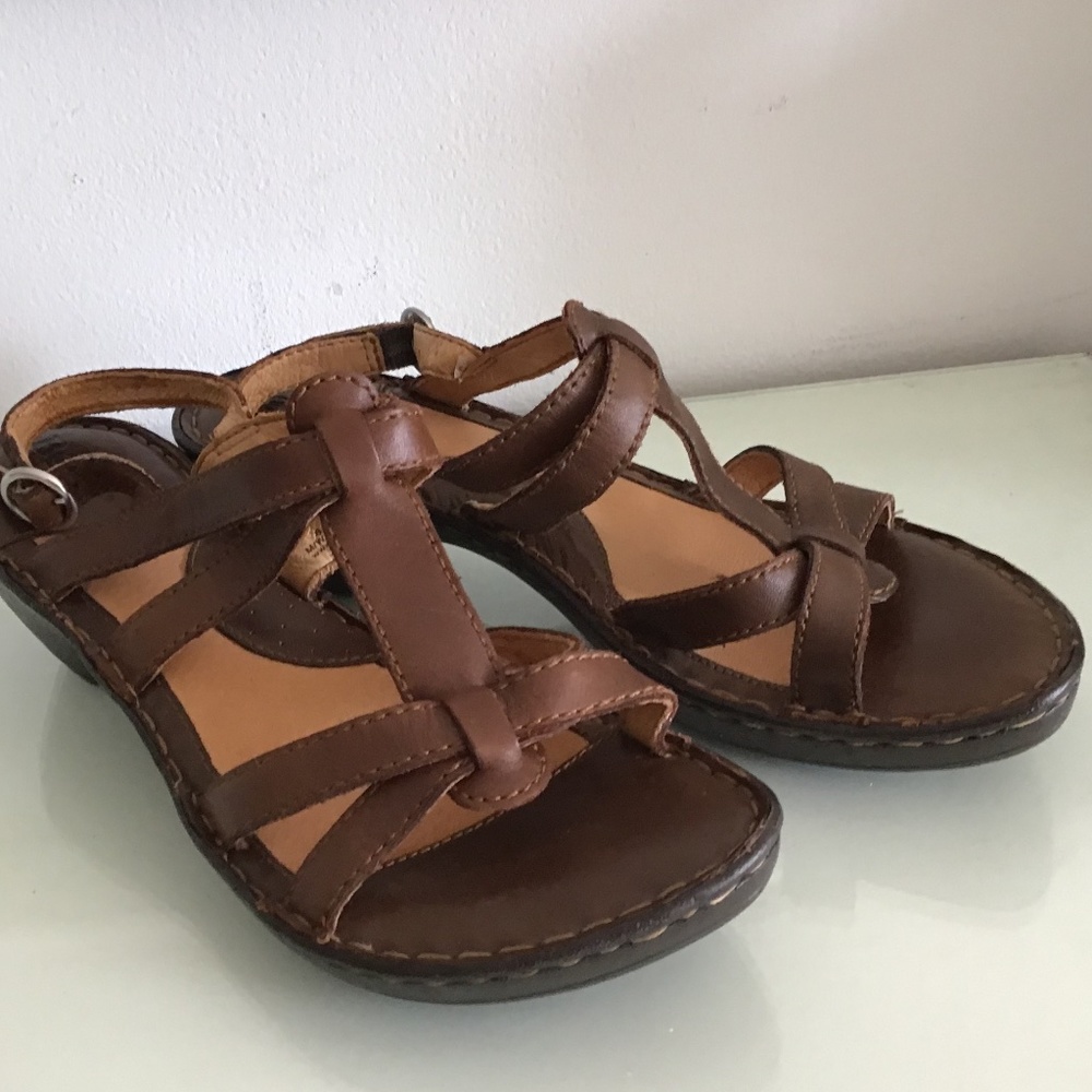 NWOT Born Sandals